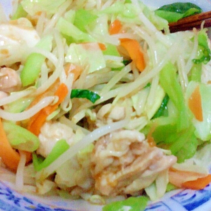 男の自炊料理。鶏肉と野菜炒め。